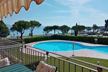 Ferienwohnung für 2 Personen, mit Balkon/Terrasse und Seeblick sowie Pool, mit Haustier in Sirmione