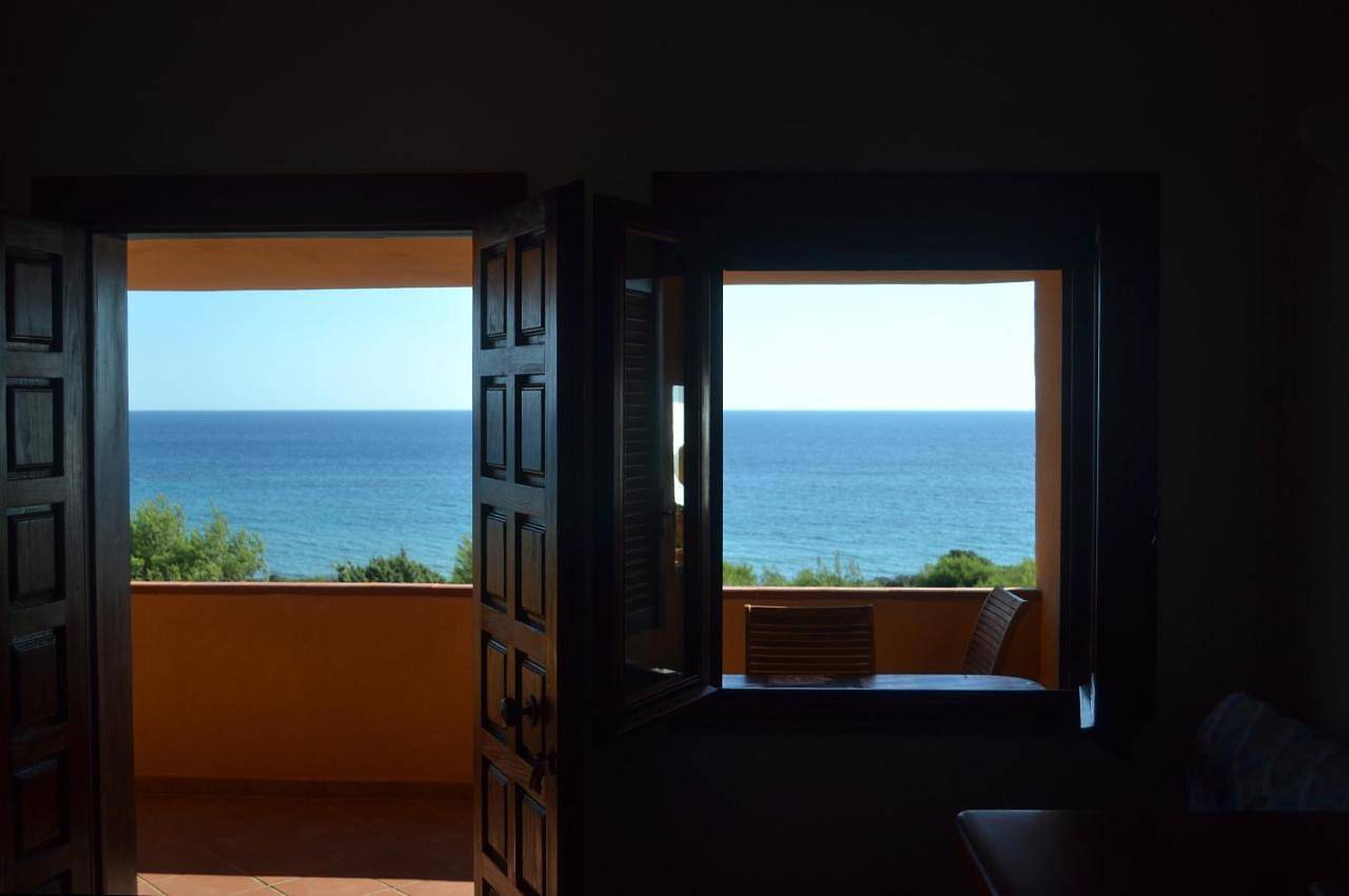 Appartement entier, Il Tramonto - appartamento in prima fila, fronte spiaggia con vista mare panoramica - in Funtana Meiga, Cabras