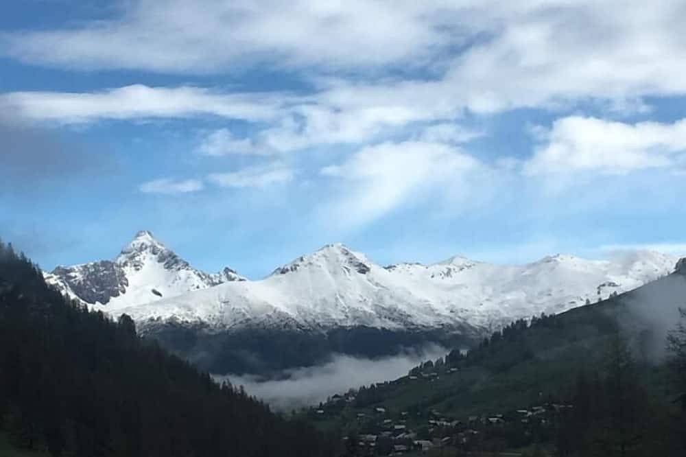 «L écurie d Eliris» au sein d une ancienne ferme traditionnelle du queyras in Saint-Véran, Queyras