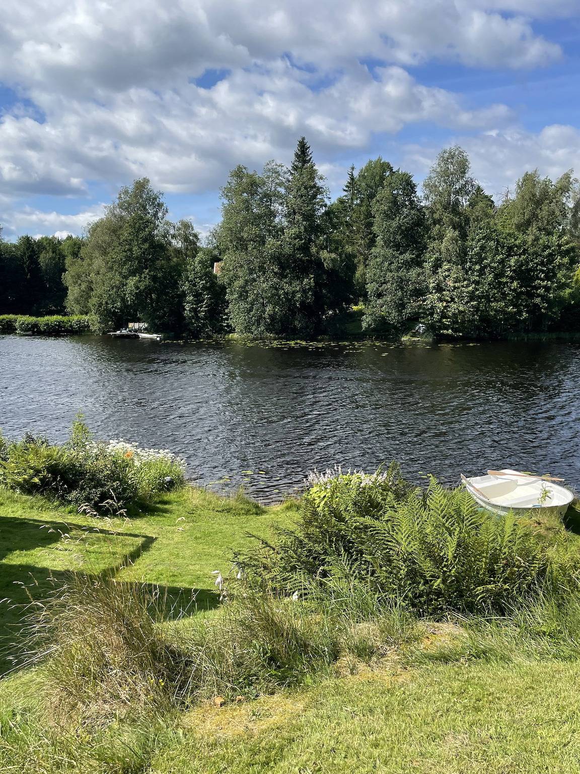 Lovely holiday home next to a lake in Boras, Västergötland