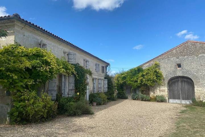 Location de vacances pour 13 personnes, avec jardin à Saint-Ciers-du-Taillon