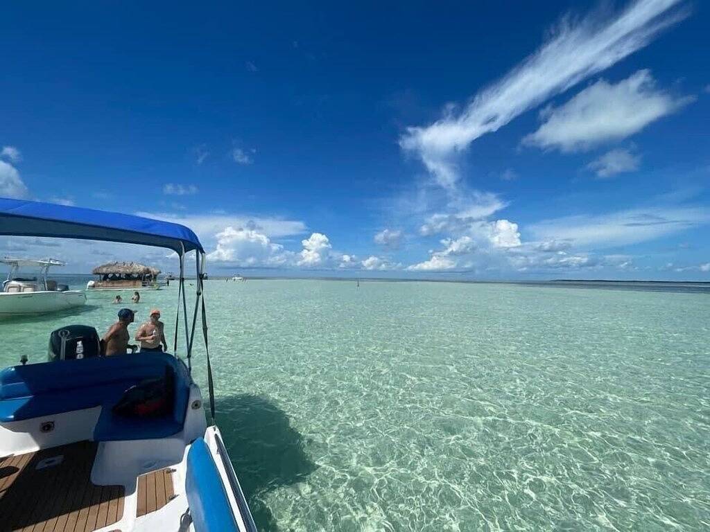 Walk to Sombrero Beach •Waterfront, 50’ Dock, Spa, Kayaks, Bikes, Ideal Location in Sombrero Beach, Marathon