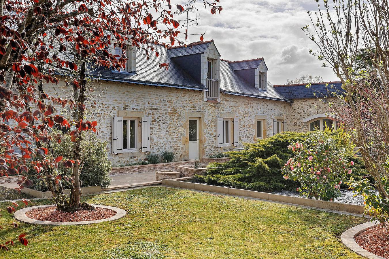 Maison de vacances 'Gîte Bleu Pour 14 Personnes' avec Terrasse Privée et Wi-Fi in Huillé-Lézigné, Vallée de la Loire