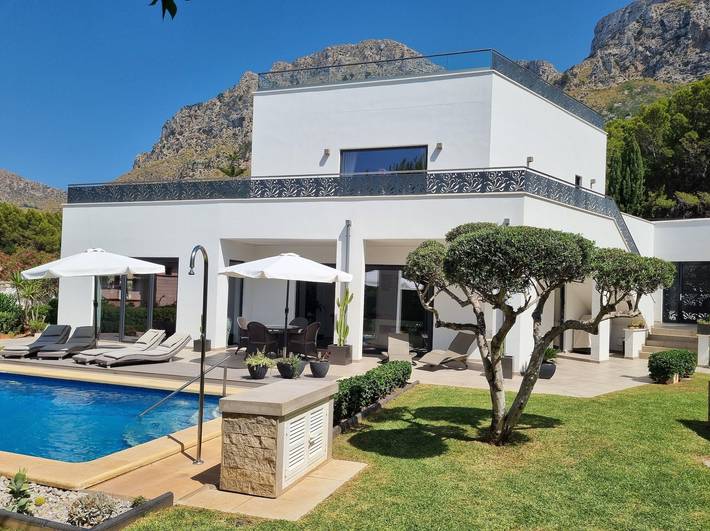 Holiday home for 4 people, with hot tub and garden as well as pool and terrace - 1