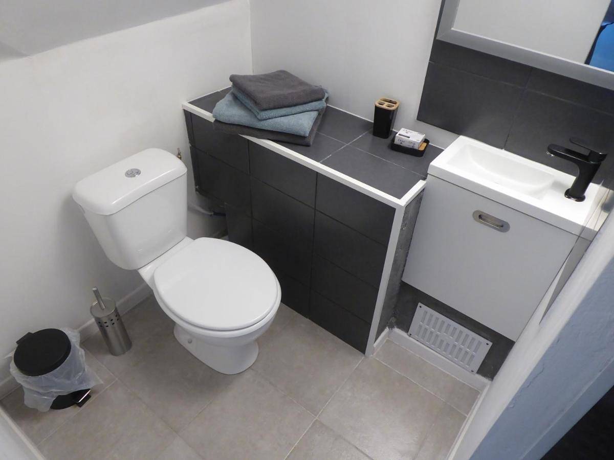 Appartement de vacances entier, Chambre triple spacieuse pour 3 Adultes avec terrasse privée - Proche Disneyland Paris in Mareuil-lès-Meaux, Seine-et-Marne