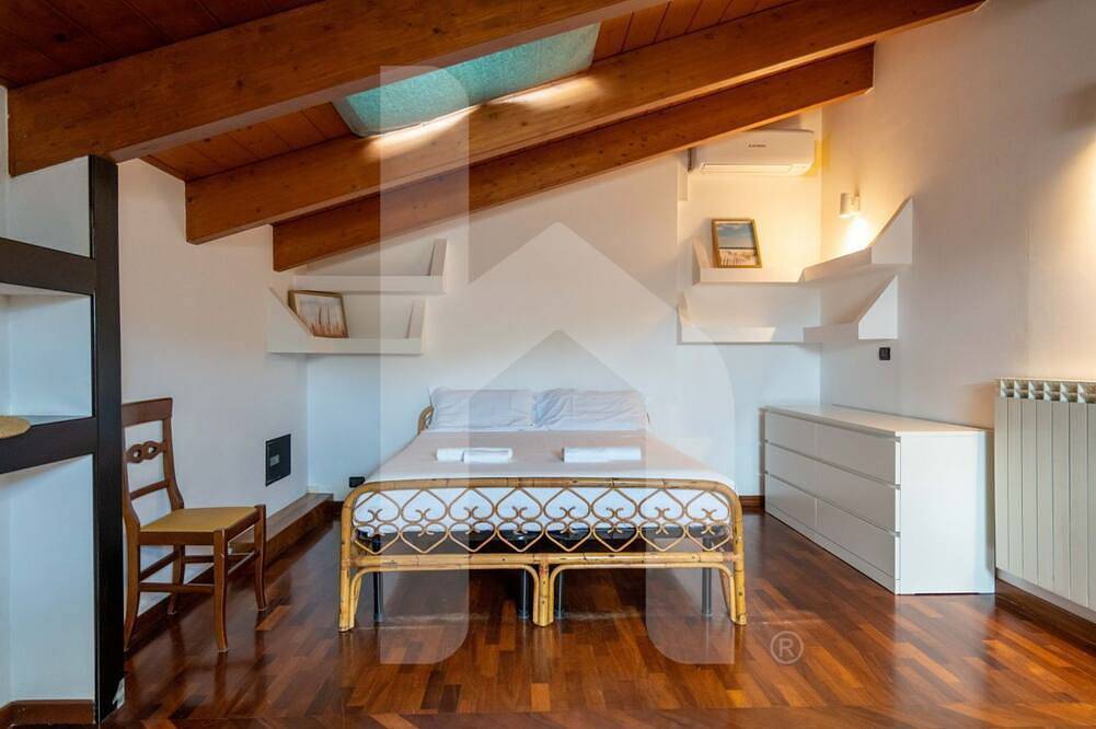 Appartement entier, Le Palazzo Passerini est l'un des bâtiments historiques au cœur de Pineto, offrant la possibilité d'un séjour à quelques pas de la mer et de tous les services. Situé au deuxième étage, également accessible par ascenseur, et est aménagé sur deu in Pineto, Côte Adriatique Abruzzes