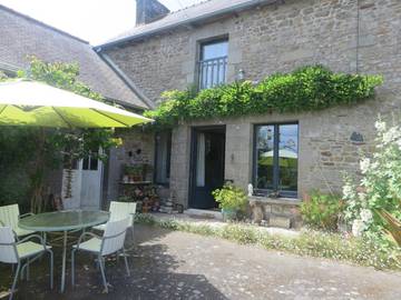 Location de vacances pour 2 personnes, avec terrasse ainsi que vue et jardin à Meillac