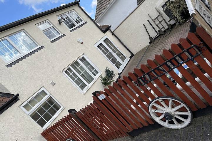 Log cabin for 4 people, with terrace, with pets in Louth