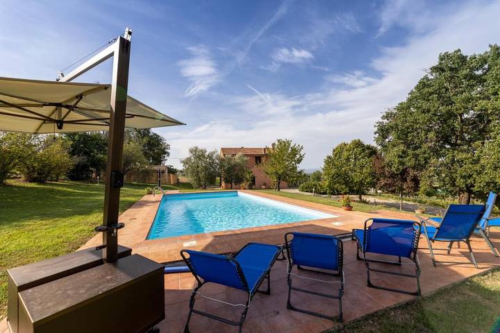 Casa vacanza per 9 persone, con piscina e giardino nonché panorama in Bevagna