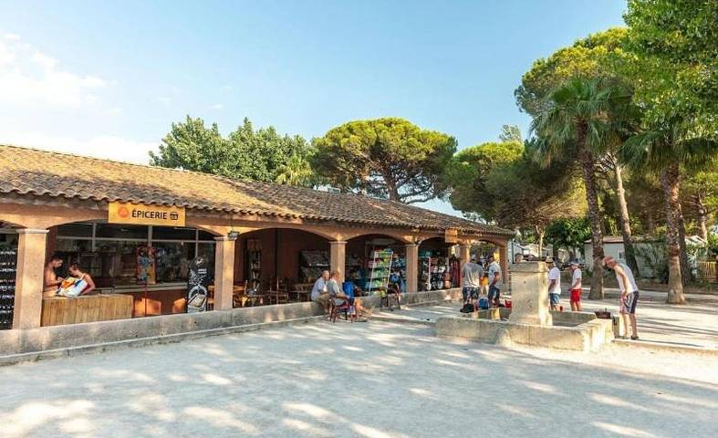 Camping pour 4 personnes, avec piscine ainsi que terrasse et bassin pour enfant, animaux acceptés dans Plage de l'Espiguette - 4