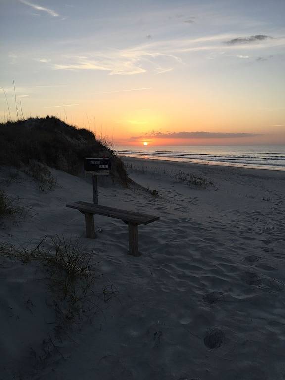 Wunderbare Lage, mitten auf der Insel! Kurzer Spaziergang zum Strand, Pier und Inselmarkt. in Sunset Beach (NC), Brunswick County