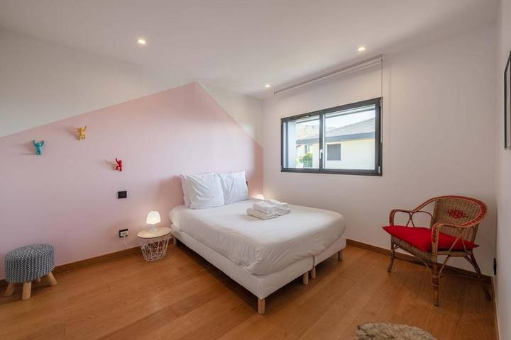 Location de vacances pour 8 personnes, avec Terrasse ainsi que Piscine et Vue à Cranves-Sales - 4
