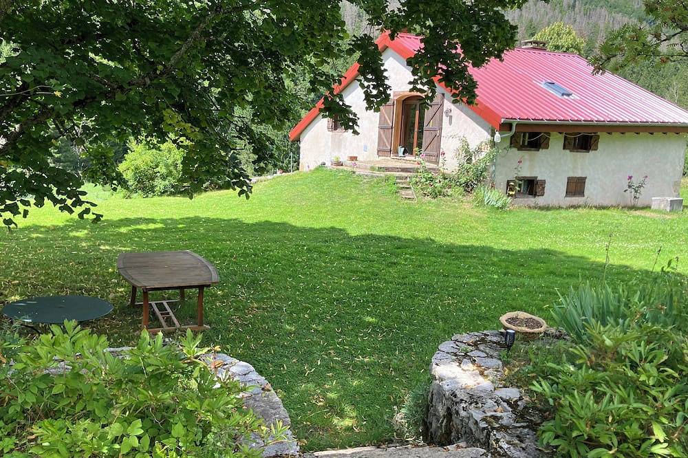 House in the middle of fields with direct access to the Valserine river in Mijoux, Gex