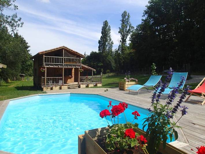 Gîte pour 5 personnes, avec vue ainsi que piscine et jardin, animaux acceptés à Marmont-Pachas