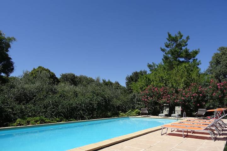 Gîte pour 4 personnes, avec Terrasse ainsi que Jardin et Piscine