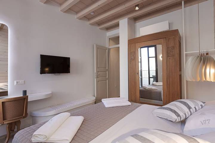 V77 Seafront Leto Suite with roof top hot tub. in Rethymno (City), Rethymno en omgeving