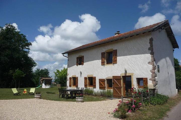 Gîte pour 4 personnes, avec jardin et balcon à Tancon