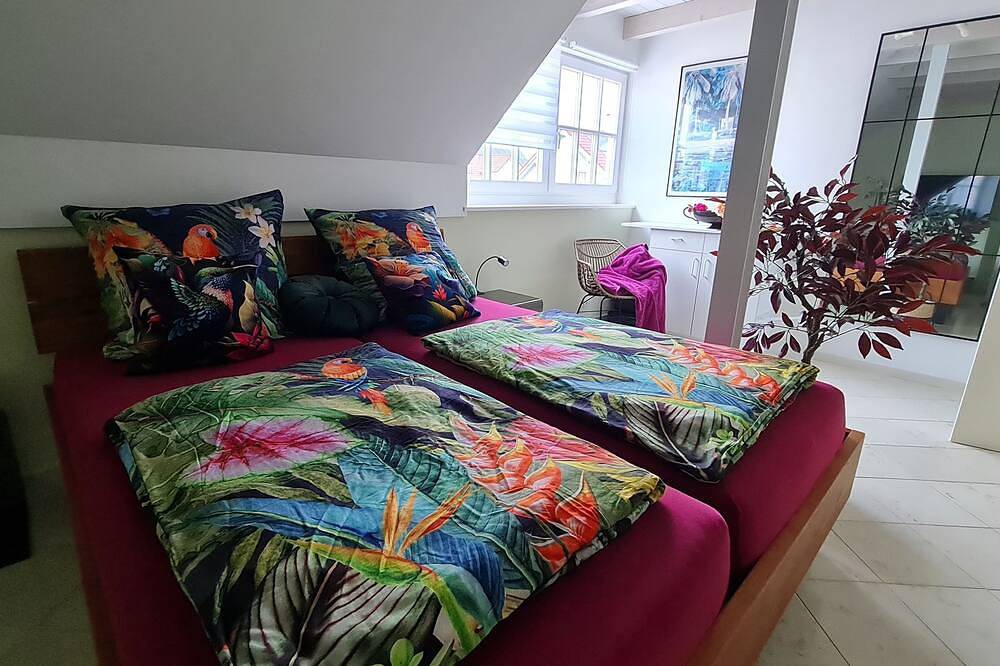 Ganze Wohnung, Moderne und komfortable Ferienwohnung, Balkon mit Bergsicht in Langenargen, Region Bodensee-Oberschwaben