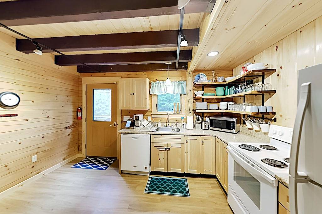 Amazing All-Season Sprucewold Cabin w/ Private Beach Club Access Dog-friendly in Boothbay Harbor, Lincoln County (Maine)