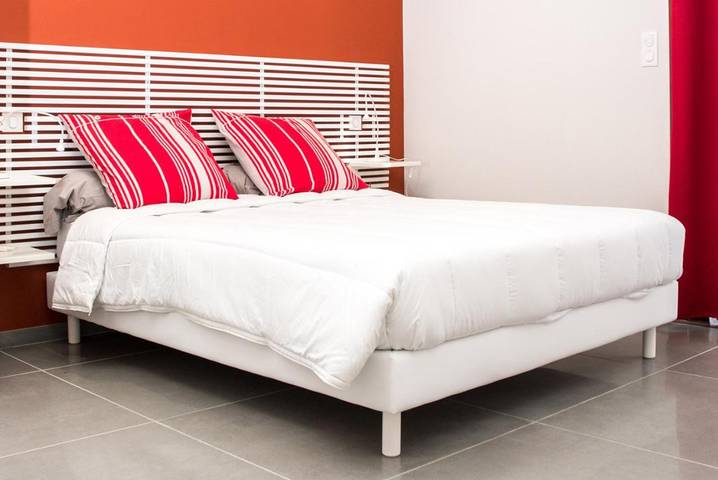 Location de vacances pour 4 personnes, avec piscine ainsi que jardin et vue à Gignac - 2