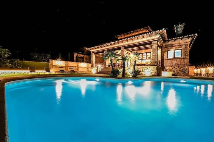 Casa rural para 12 personas, con piscina además de jardín y vistas, Se admiten mascotas en Layos