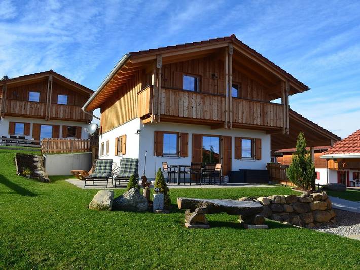 Luxus-Ferienhaus für 6 Personen, mit Balkon und Terrasse sowie Garten und Sauna in Lechbruck am See