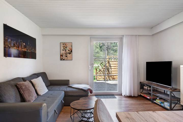 Ganze Wohnung, 'Idyllische Ferienwohnung Am Waldesrand' mit Privatterrasse, Gemeinschaftsgarten und Wi-Fi in Alpirsbach, Mittlerer Schwarzwald