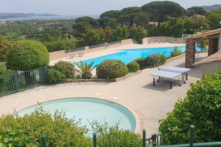 Gîte pour 4 personnes, avec piscine et balcon, adapté aux familles à Cogolin