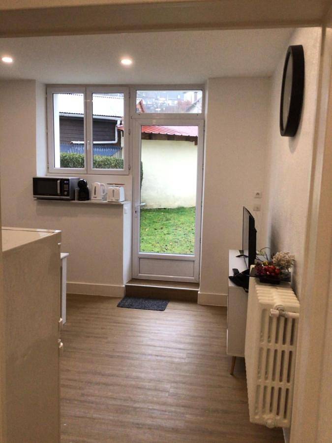Appartement entier, Two-Bedroom Apartment in Vic-sur-Cère, Région d'Aurillac