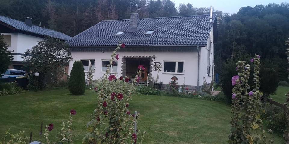 Ferienwohnung für 4 Personen, mit Balkon und Terrasse sowie Garten und Ausblick in Simmerath