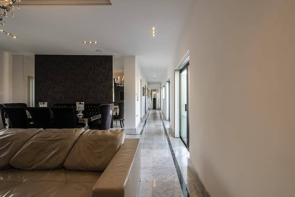 Deluxe Penthouse Suite: Jacuzzi, Private Terraces, Breathtaking Views! in Cospicua, Malta Island