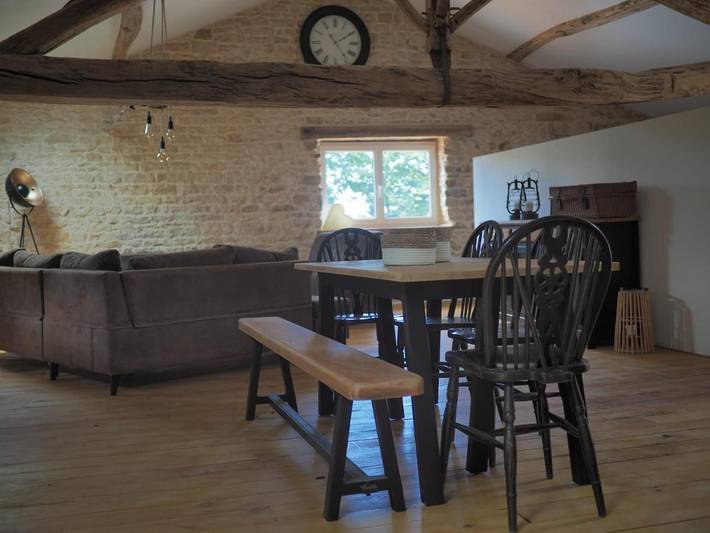 Gîte pour 6 personnes, avec vue ainsi que piscine et jardin à Montalembert