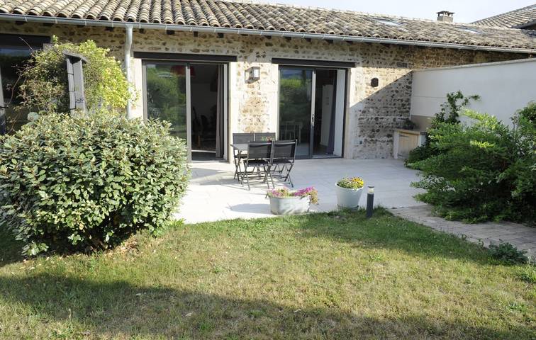 Gîte pour 8 personnes, avec jardin et terrasse dans Rhône - 3