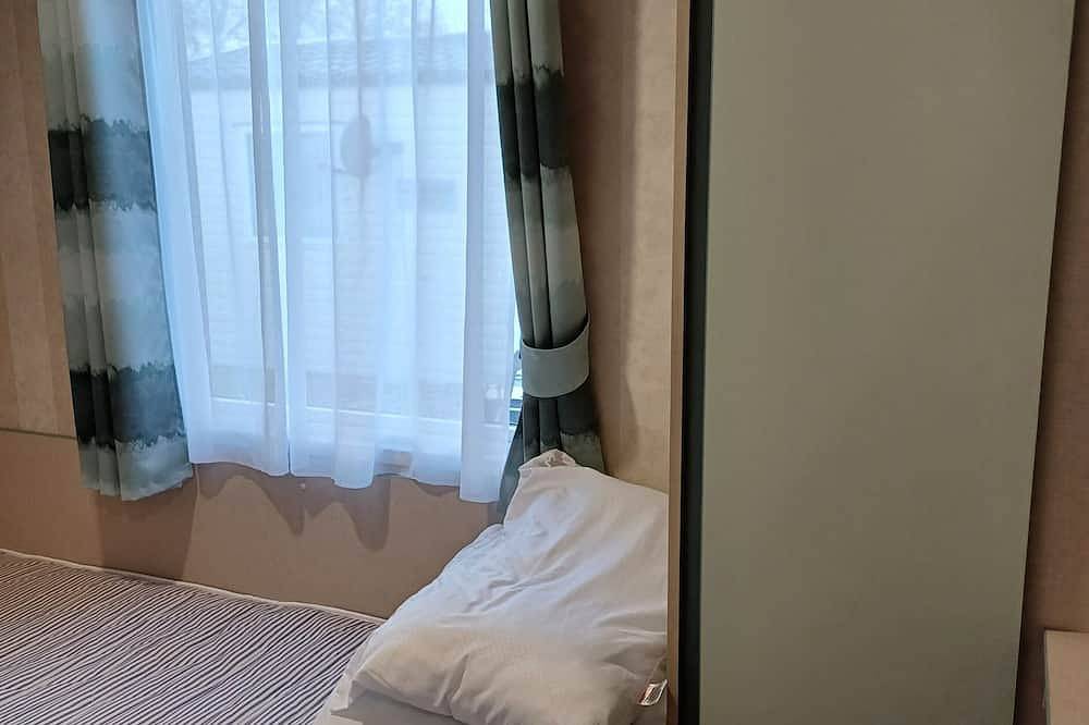 Bird of Paradise - Lovely modern dog friendly caravan at Rockley Park, Poole in Poole, Poole Harbour