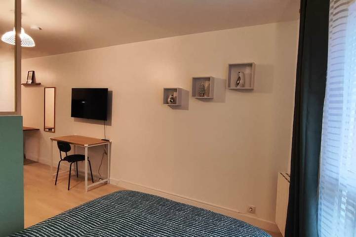 Ganze Wohnung, \"Bright Getaway in the City Center, 20 Min to Disneyland and Paris by Rer\" in Noisy-le-Grand, Seine-Saint-Denis