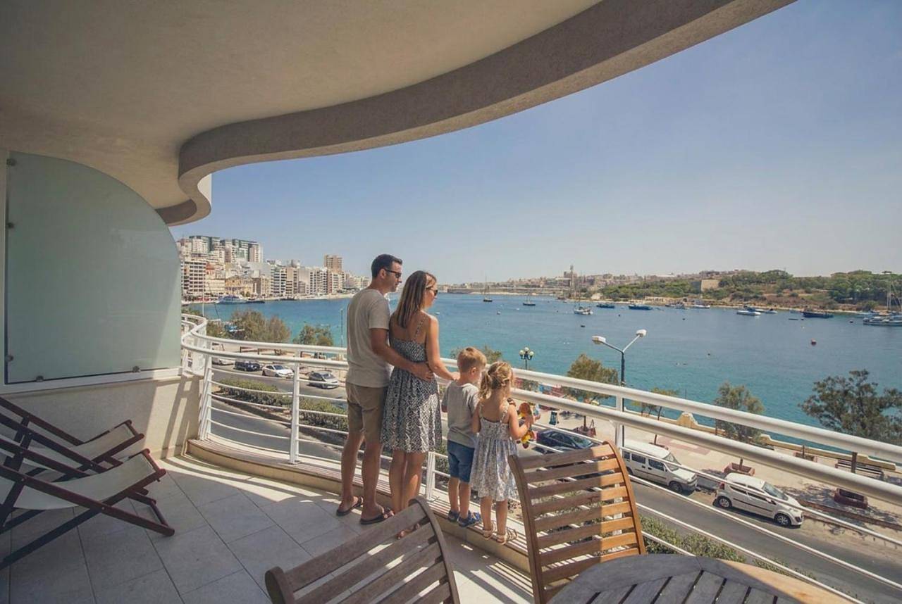 Appartamento intero, The Strand Waterfront Apartment with 3 Bedrooms, 4 Bathrooms, Private Garage in Sliema, Isola di Malta