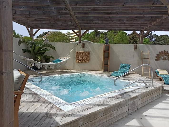 Camping pour 6 personnes, avec Jacuzzi et Terrasse ainsi que Jardin et Piscine dans Narbonne Plage