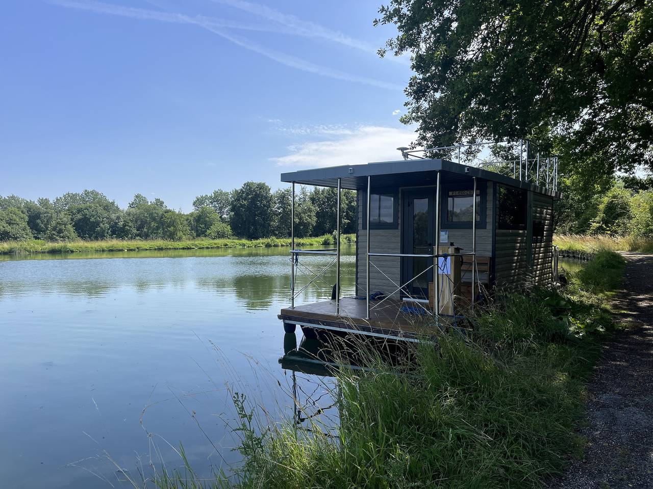 Boot 'Bateau Comfortable Sur L'eau' mit gemeinsamer Terrasse in Vadencourt, Aisne