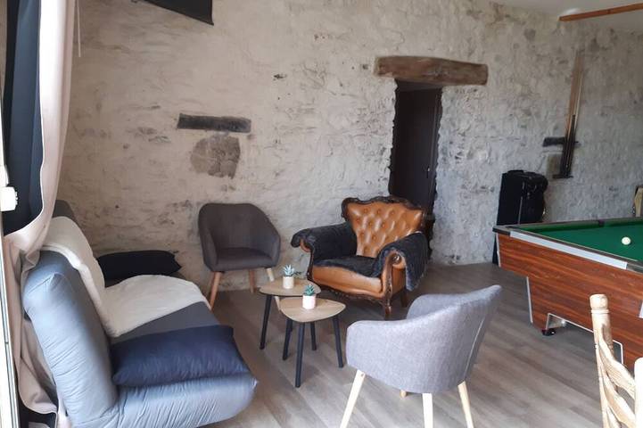 Gîte pour 12 personnes, avec terrasse ainsi que piscine et jardin