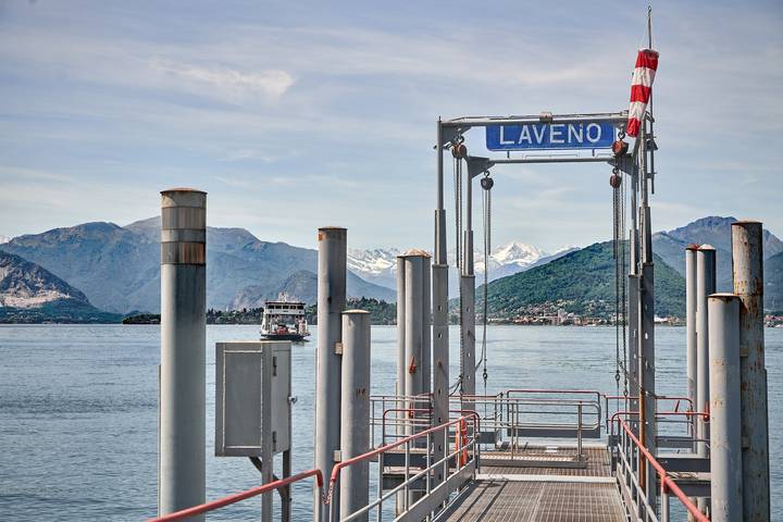 Appartamento intero, Casa vacanze 'Unit D' vicino al lago con grande giardino, Wi-Fi e aria condizionata in Laveno, Laveno-Mombello
