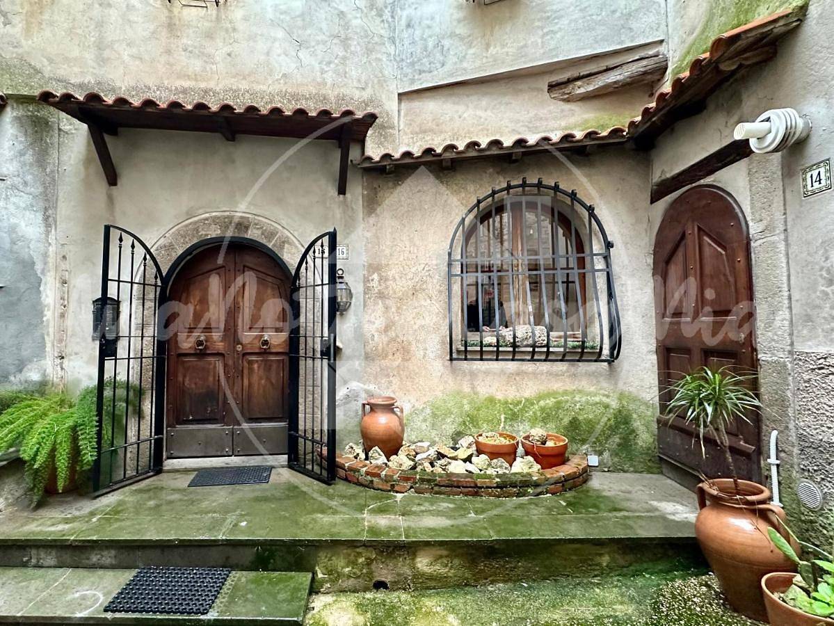Appartamento intero, Three-Bedroom Apartment in Sacrofano, Provincia di Roma