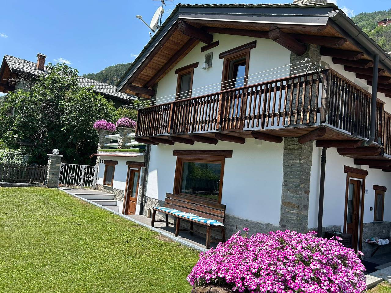 Ganze Wohnung, Apartment „Casa Sabrina - Blu“ mit Bergblick, privatem Garten und Wlan in Comune di Sarre, Walliser Alpen