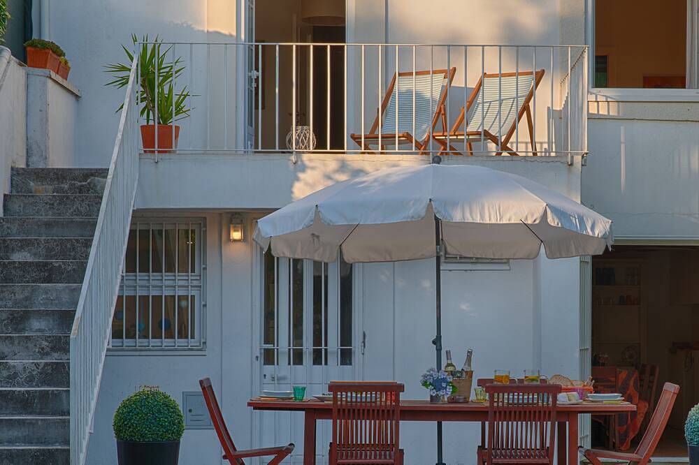 Spacious 5-bedroom house with garden in charming Arcozelo 1´ to the beach in Arcozelo, Distrito de Porto