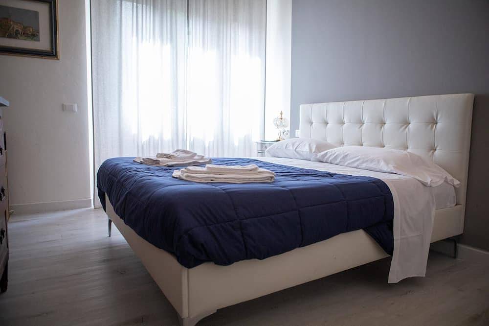 Entire apartment, Room 'Camera Orchidea - Tripla' with Shared Garden, Wi-Fi and Air Conditioning in Prato, Prato Province