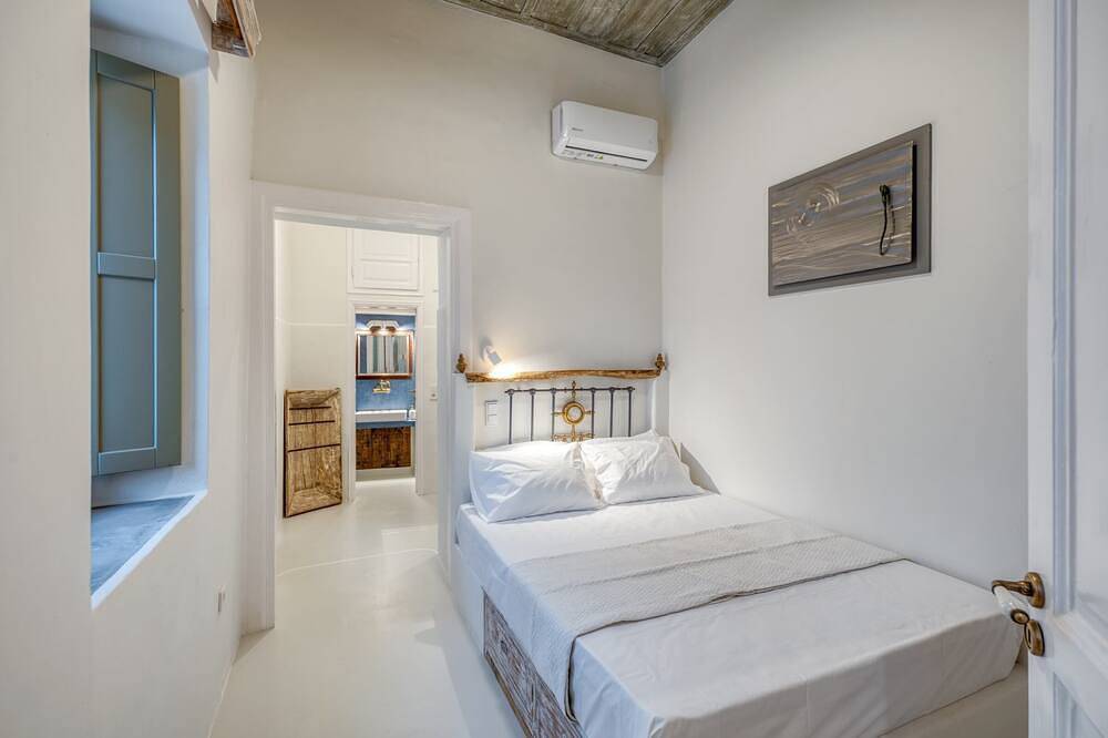 Entire apartment, My Secret Mojo 2 – Stylish Serifos Home with Balcony & En-Suite Comfort in Cyclades
