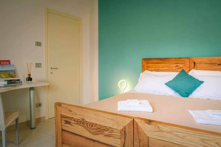 Appartement entier, La Rosa nel Borgo – Suite avec balcon et garage in La Morra, Langhe