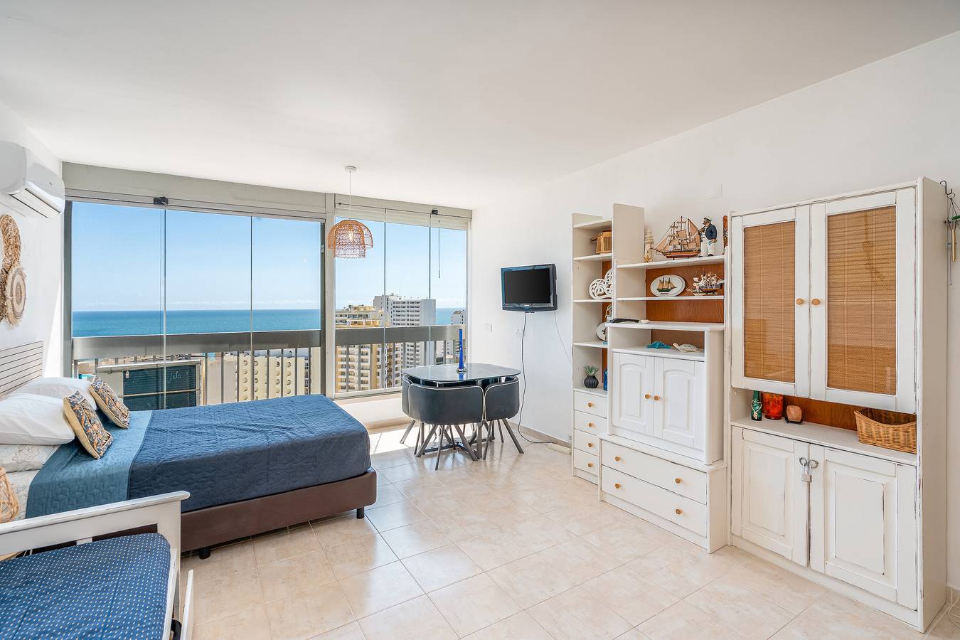 Apartamento inteiro, Apartamento 'Modern Beach' com vista para o mar, Wi-Fi e ar condicionado in Praia da Rocha, Portimão