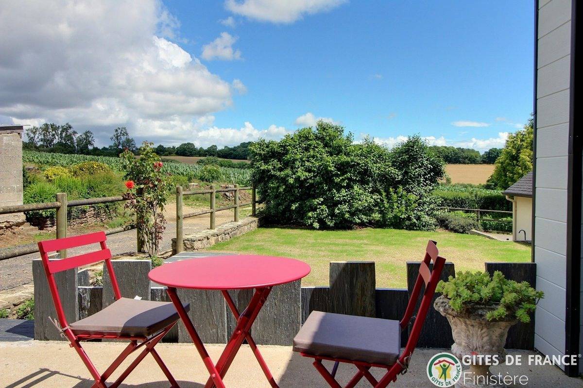 Charming B&B with Terrace & Garden, Near Port-Launay & Coastline in Châteaulin, Châteaulin region