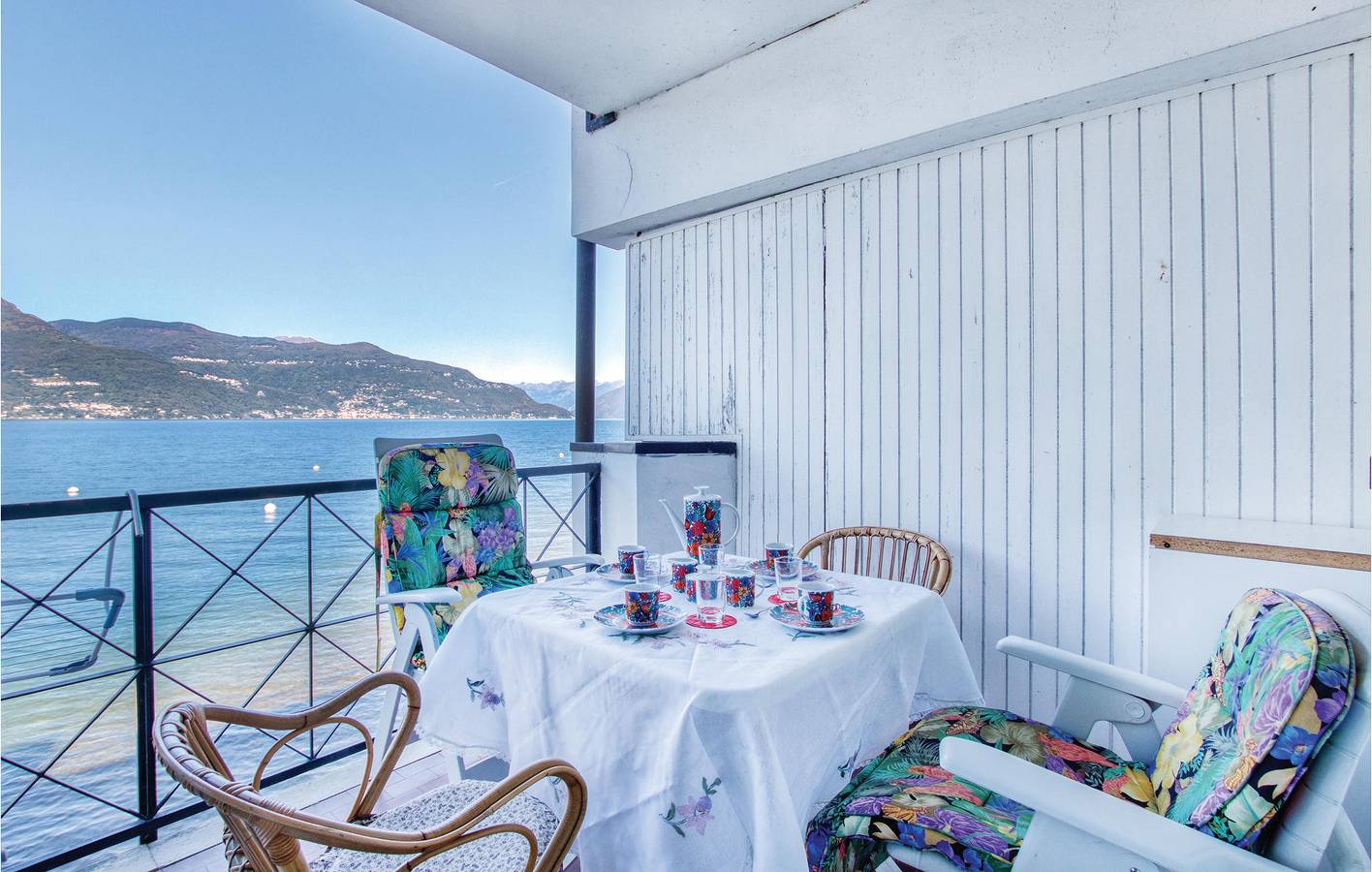 Ganze Ferienwohnung, Rückzugsort am See: Appartement mit Terrasse & Parkplatz in Porto Valtravaglia, Lago Maggiore (Lombardei)