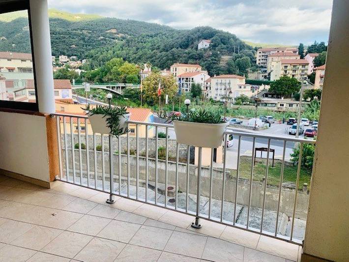Entire apartment, Charming F2 Apt with Terrace & A/C in Amélie-les-Bains - Sleeps 4 in Amélie-les-Bains-Palalda, Mediterranean Coast (France)